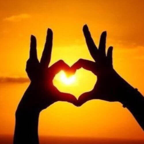 Sommersonnenwende Sonnenuntergang mit Händen als Herz